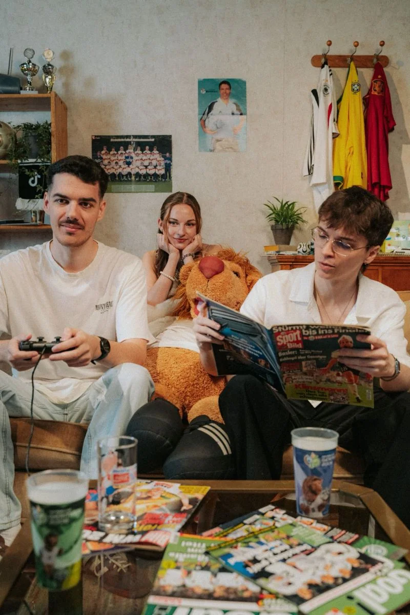 Drei Personen in einem authentischen Wohnzimmer-Content-Set
